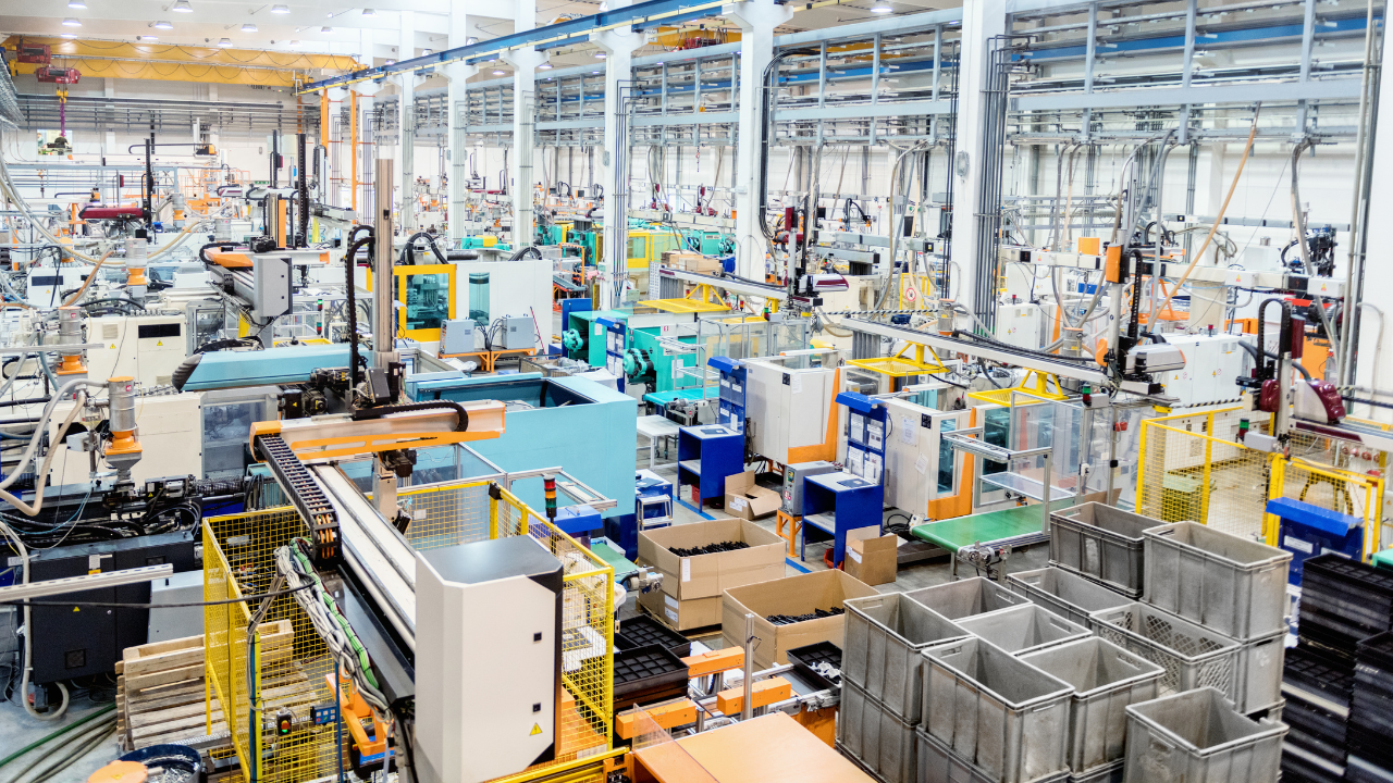 Produktionsanlage mit Maschinen – COGLAS WEB WMS für produktionsnahe Lager