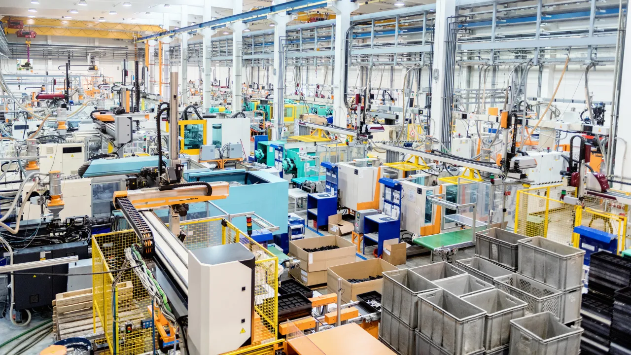 Produktionsanlage mit Maschinen – COGLAS WEB WMS für produktionsnahe Lager